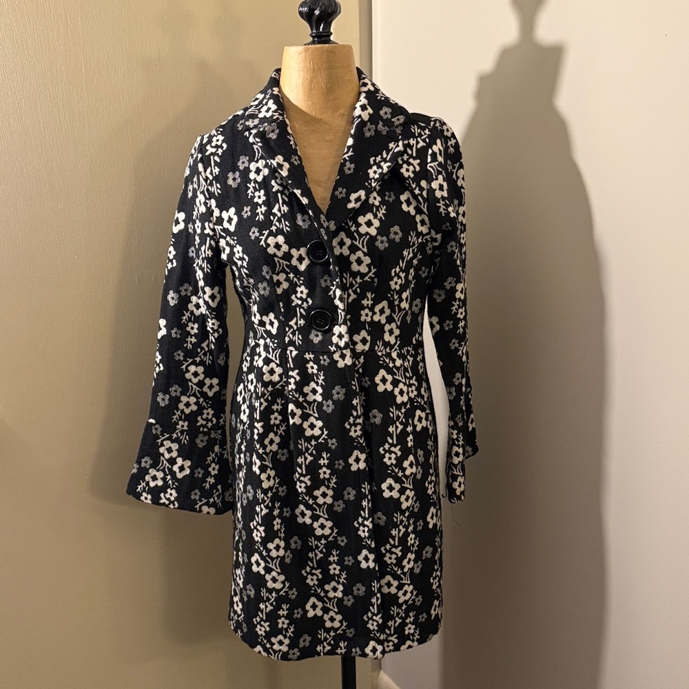VOLL Black and White Floral Coat